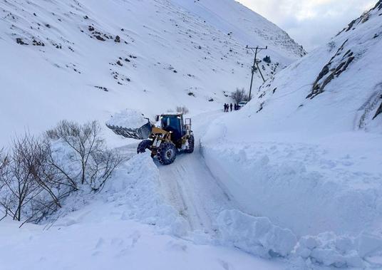 Yolu çığ nedeniyle kapanan mahalledeki 2 hastayı, ekipler hastaneye ulaştırdı