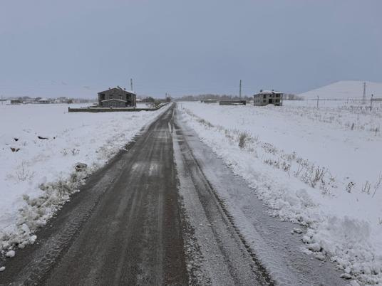 Vanda kardan kapanan 134 yerleşim yerinin yolu açıldı