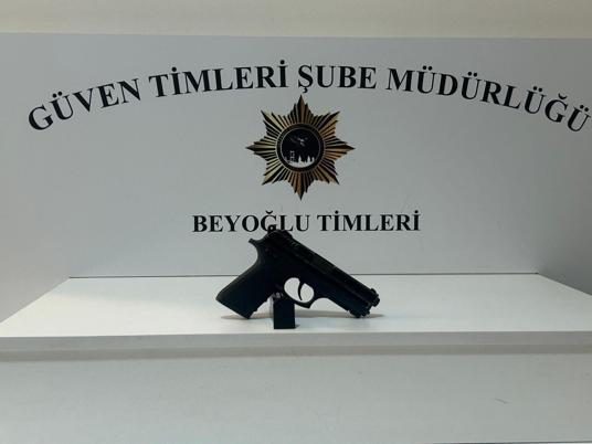 Taksim’de ikiz kardeşlerden darbedildikleri gece kulübüne intikam saldırısı; o anlar kamerada