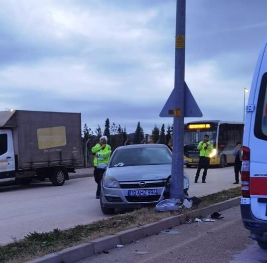 Ön koltukta ağlayan bebeğiyle ilgilenirken, yola çıkan 2 çocuğa çarptı: 4 yaralı