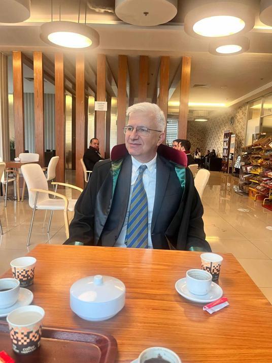 34 yıllık genel cerrah, sağlık çalışanlarına şiddet olayları artınca avukat oldu