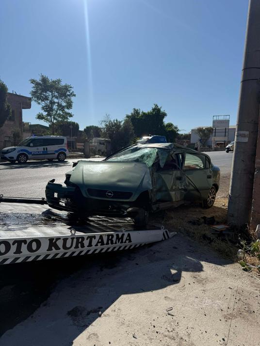 Elektrik direğine çarpan otomobilin sürücüsü öldü