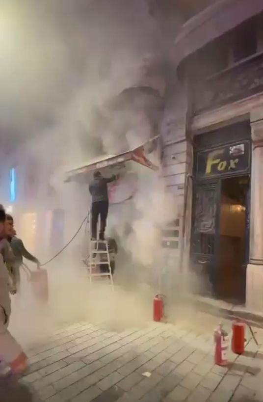 Beyoğlunda büfede çıkan yangın söndürüldü; mahsur kalan çocuk kurtarıldı