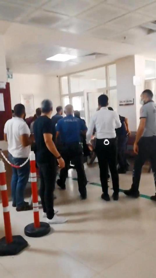 Hastanede 3 hasmını ve jandarma görevlisini bıçakladı, kocasıyla gözaltına alındı