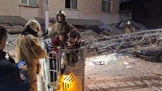 Maltepede 7 katlı binanın ilk 3 katı çöktü; arama kurtarma çalışması sürüyor