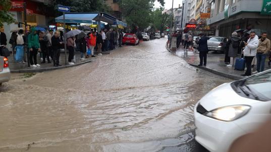 Ankarada sağanak; yollar göle döndü