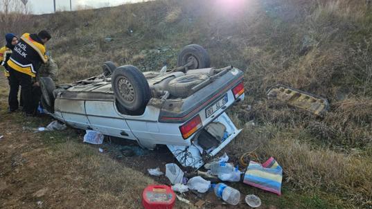 Çorum’da yoldan çıkan otomobil tarlaya yuvarlandı; 2 yaralı