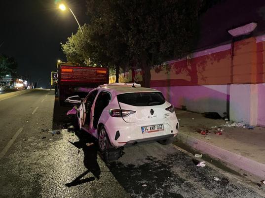 Büyükçekmece’de otomobil park halindeki TIRa çarptı: 1 ölü, 4 yaralı