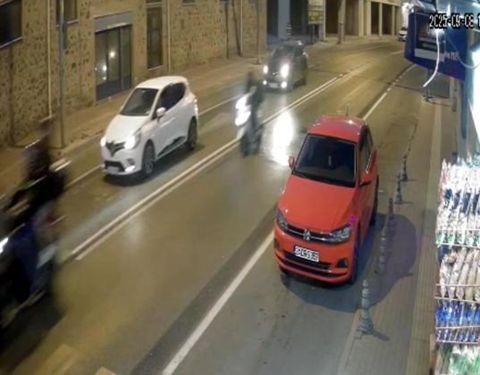 Yola dökülen yağ nedeniyle kayıp devrilen motosikletin sürücüsü yaralandı