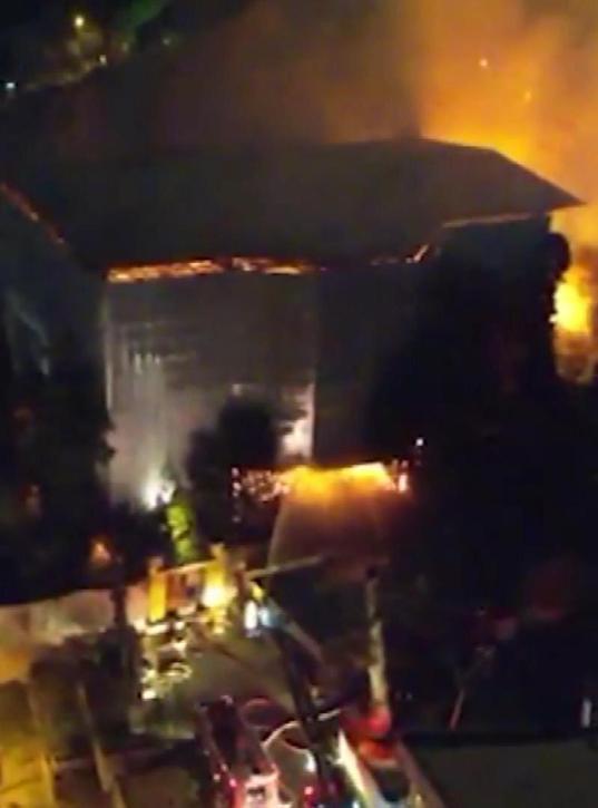 Üsküdarda ahşap bina alev alev yandı