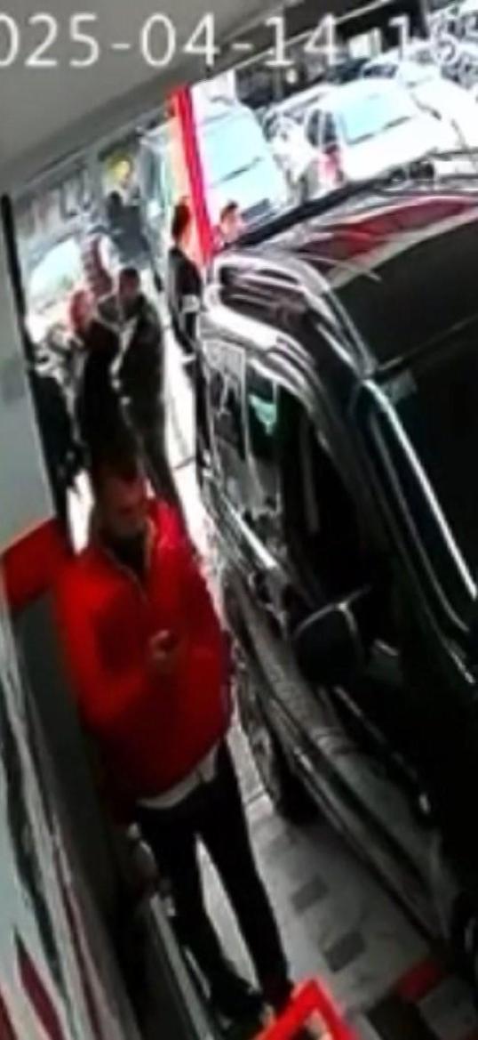 Bağcılarda oto galeriye el yapımı patlayıcıyla saldırı kamerada