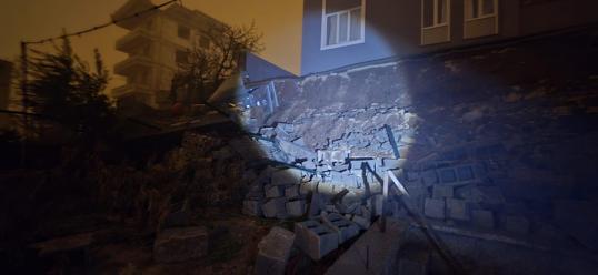 Kahramanmaraş’ta istinat duvarı yıkıldı; 1 apartman ve 3 ev boşaltıldı