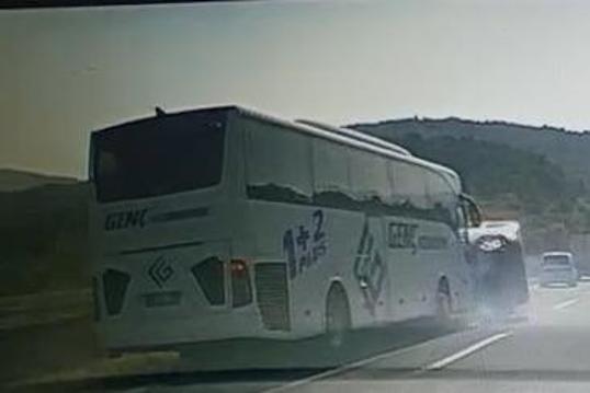 Yolcu otobüsüyle çarpışan hafif ticari araçtaki Burak, kurtarılamadı