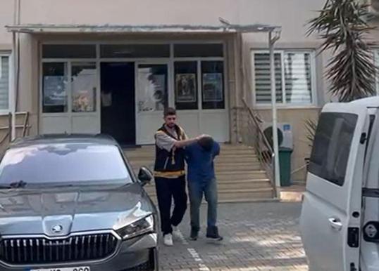 Bahşiş almak için gelin aracının kaputunda metrelerce ilerledi; o anlar kamerada