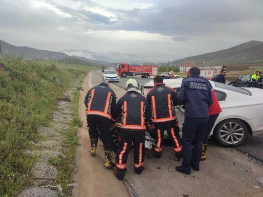 Hafif ticari araç ile otomobil çarpıştı: 2 ölü, 2 yaralı