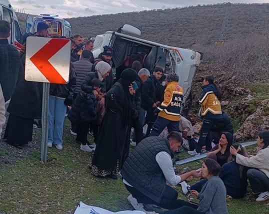 Mardin’de yolcu midibüsü devrildi: 21 yaralı