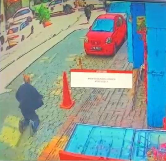 Beyoğlu’nda yolda yürürken kalp krizi geçirip hayatını kaybetti; o anlar kamerada