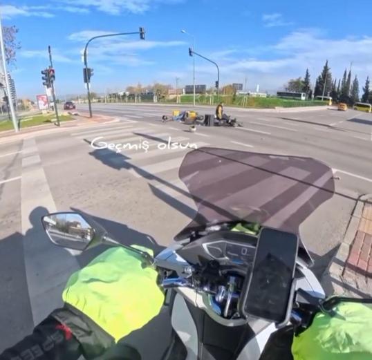 Kırmızı ışıkta duran motosiklete başka motosiklet çarptı; kaza kask kamerasında
