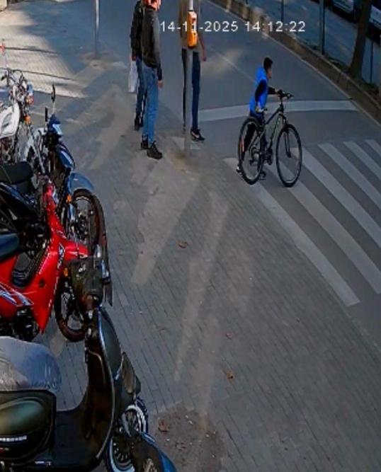 Polis aracının bisikletiyle karşıya geçen çocuğa çarptığı kaza kamerada