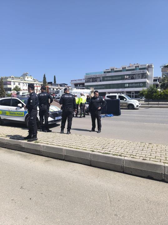 Sağından geçmeye çalıştığı TIR’a çarpan motosikletin sürücüsü öldü