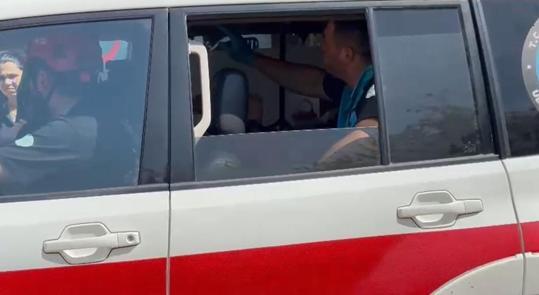 Ormanda yürüyüş yaparken kayalıklardan düşüp ayağı kırıldı, 4 saatte kurtarıldı