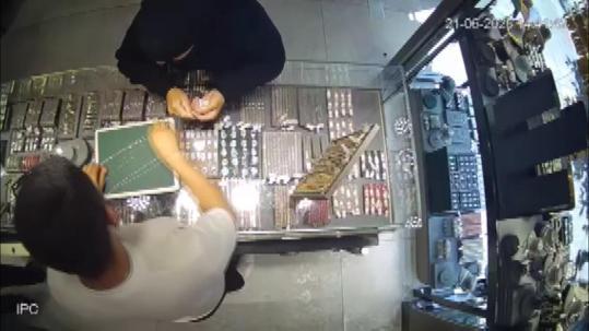 Bahçelievlerde kılık değiştirip müşteri gibi gittiği kuyumcudan 160 bin liralık hırsızlık yaptı