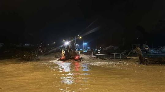 Çanakkalede sağanak; Kepez Çayı taştı