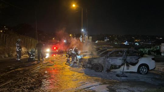 Avcılar’da oto galeriye ait park halindeki otomobiller alev alev yandı