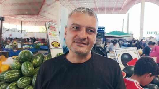 Satış yerinden karpuz alıp, helallik istediler; o anlar kamerada