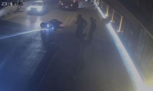 Aydın’da yola savrulan motosikletin sürücüsü öldü; kaza anı kamerada
