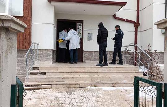 Yalnız yaşadığı evinde ölü bulundu