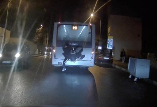 Otobüsün arkasına asılan çocukların tehlikeli yolculuğu kamerada