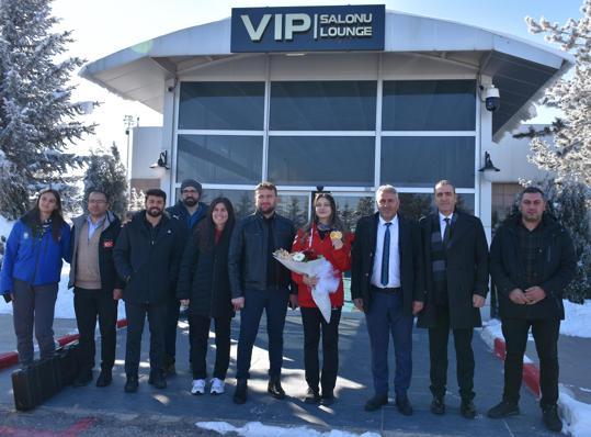 Avrupa şampiyonu olan atıcı Damla Köse, Erzurum’da çiçeklerle karşılandı