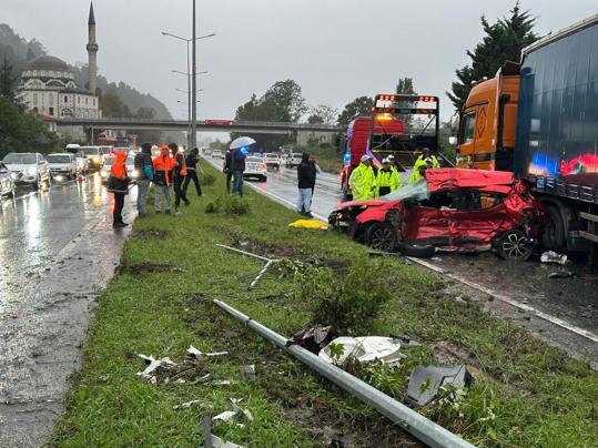 Rize’de otomobil TIR’a çarptı: 3 ölü