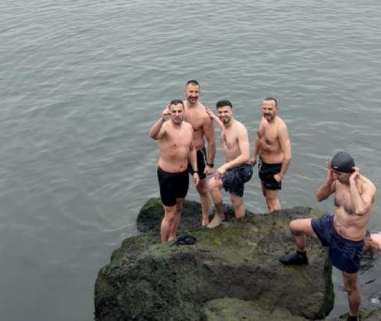 10 derece sıcaklıkta denize girdiler