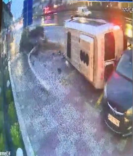 Büyükçekmecede aydınlatma direğine çarpan minibüs devrildi; 2 yaralı: Kaza anı kamerada