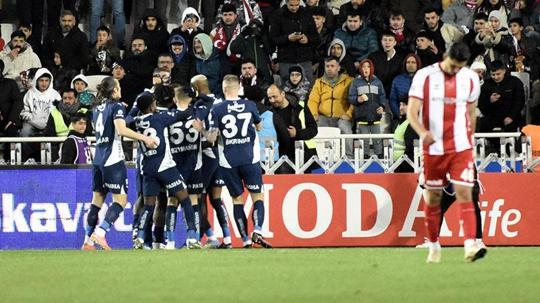 Fenerbahçe, Sivasspor’u 3 golle geçerek zirve takibini sürdürdü