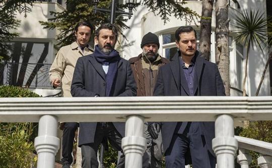 Eşref Rüya, renkli karakterleriyle adından söz ettiriyor