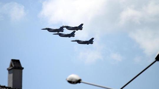 Savaş uçaklarının gösterisi ilgiyle izlendi