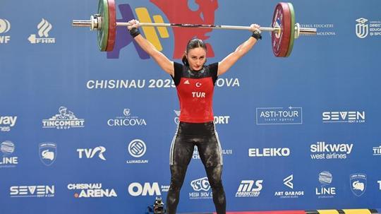 Cansel Özkan, Büyükler Avrupa Halter Şampiyonası'nda bronz madalya kazandı