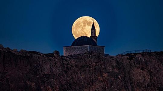 Kasım Dolunayı Van semalarında görsel şölen sundu