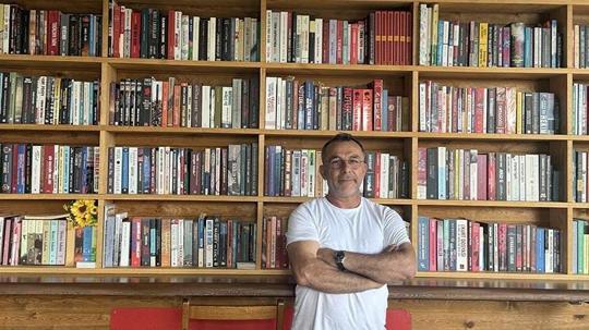 Bodrum'da büfesinde 800 kitaptan oluşan kütüphane kurdu