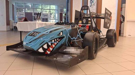 Üniversitelilerin ürettiği elektrikli yarış aracı, 100 kilometreye 3,6 saniyede çıkıyor