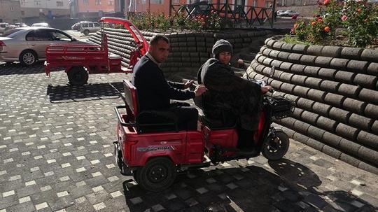 Görme engelli eşini, her gün iş yerine götürüp getiriyor