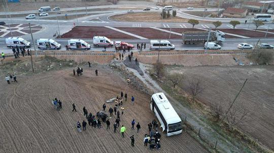 Öğrenci servis midibüsü ile kamyonet çarpıştı: 17 yaralı