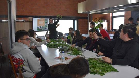 Liseliler, gıda krizine karşı yenilebilir otları tanıyor