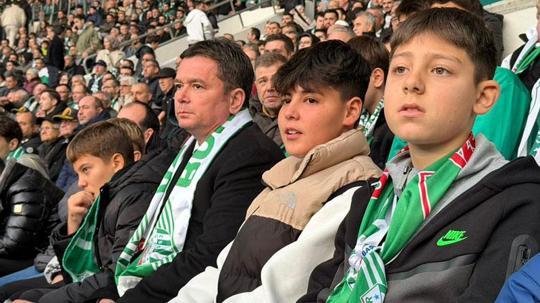 Daha önce statta maç izlememiş yüzlerce çocuk, Bursaspor maçını tribünden izledi