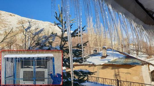 Başkale'de dondurucu soğuklar; 2 metre uzunluğunda buz sarkıtları oluştu