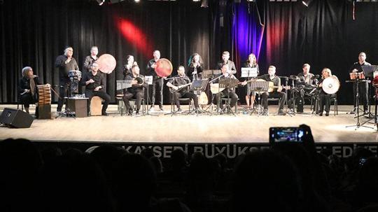 Adliye çalışanlarının kurduğu ritim topluluğu konser verdi; Başsavcı türkü söyledi