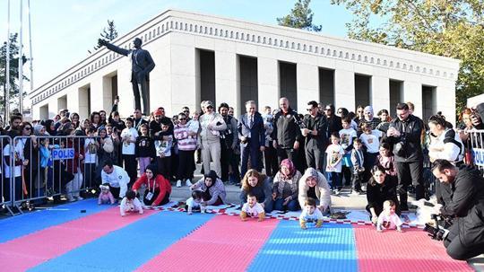 Osmaniye’de bebek emekleme yarışması renkli görüntülere sahne oldu